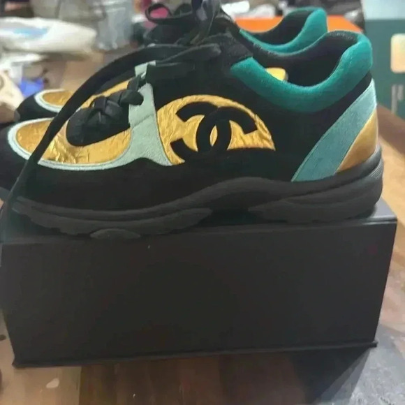 Chanel Black/Gold Suede and Leather CC Low Top Sneakers

NEW NEVER WORN - Picture 7 of 10